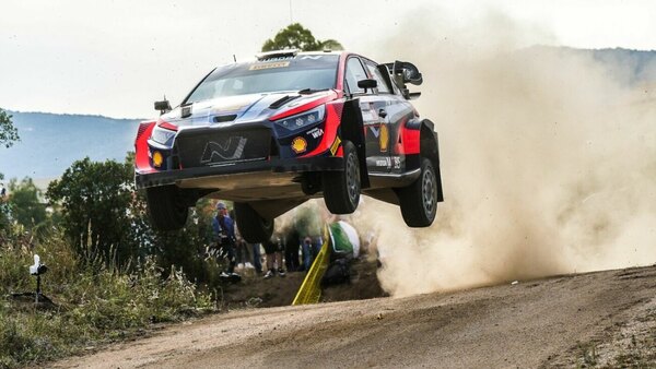 Versus / Lappi festeja en la primera especial en el Rally de Italia Cerdeña