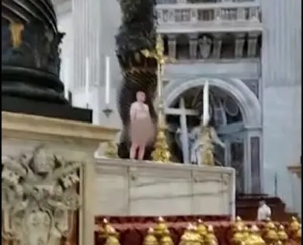 Un hombre se desnuda en la Basílica de San Pedro para protestar por guerra de Ucrania - Mundo - ABC Color