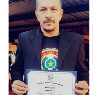 Mbururu preso en la cárcel pero posa para sus fans con su certificado