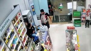 Tras doble asalto a comercios, roban auto y secuestran al conductor