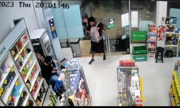 (VIDEO) Mondaha asaltan dos comercios y huyen en un automóvil llevándose al dueño avei