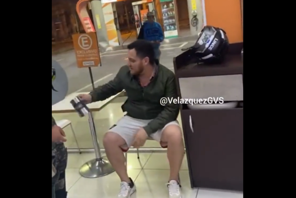 (VIDEO) Un muchachón intentó robar un vaso termico: “Iba a pagar ko” he’imi
