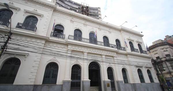 La Nación / Cancillería licita G. 3 mil millones para bocaditos y árbol de Navidad