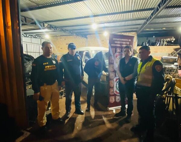 Allanan taller y encuentran vehículo hurtado