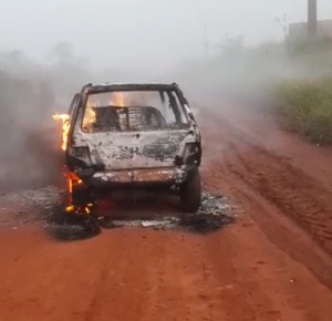 Automóvil cargado de paquetes de cigarrillos arde en llamas - Radio Imperio