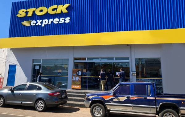 Delincuentes armados asaltan un supermercado en Coronel Oviedo - Noticiero Paraguay