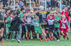 Versus / Julio Enciso causa furor en un partido benéfico en su Caaguazú natal