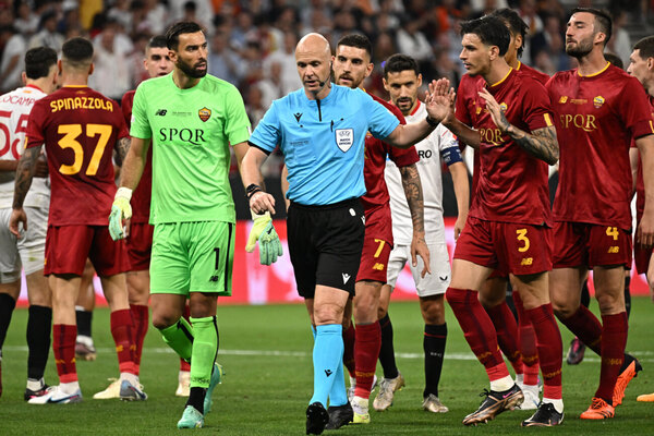 Versus / Los árbitros ingleses denuncian "insultos repugnantes" contra árbitro de Europa League