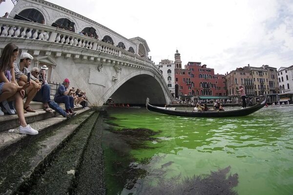 Verde fosforescente en aguas del Gran Canal de Venecia provocado por fluoresceína - Viajes - ABC Color