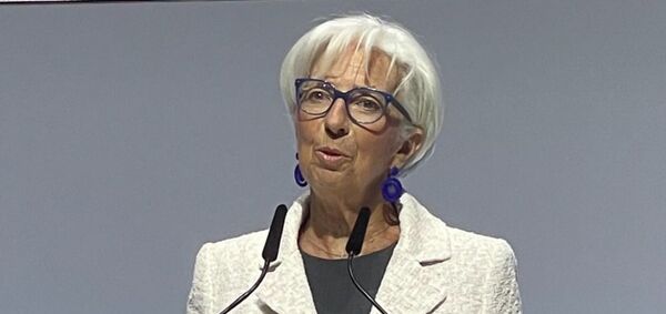 Christine Lagarde dice que el BCE debe subir bastante m谩s las tasas de inter茅s debido a la elevada inflaci贸n - Revista PLUS