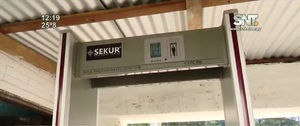 Limpio: Usan detector de metales en un colegio - SNT