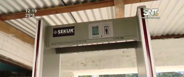 Limpio: Usan detector de metales en un colegio - SNT