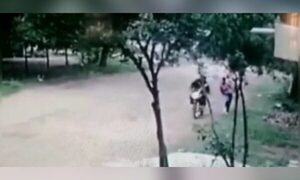 (VIDEO)Pillan a policía persiguiendo y toqueteando a colegialas