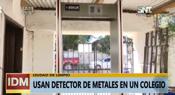 Aplican detector de metales en colegio y hallan cuchillos y cortaplumas