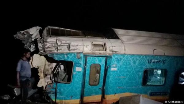 India: al menos 50 muertos y 500 heridos tras choque de trenes