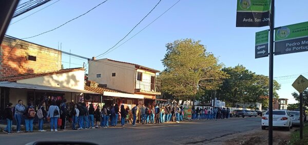 Diario HOY | Largas filas por cateo en colegio de Limpio: “Es un riesgo”, dice el MEC