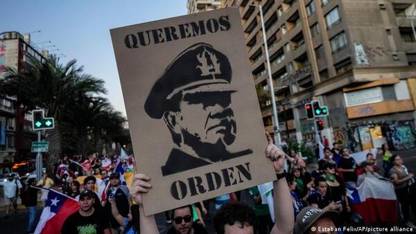 Chile debate sobre Pinochet: "Nadie haría una lista de las cosas buenas que hizo Hitler"