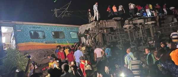 Al menos 70 muertos y 600 heridos en un choque entre dos trenes en el este de la India