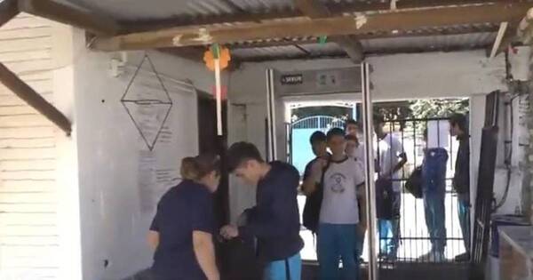 La Nación / Con detector de metales en colegio de Limpio se incautaron de varios cuchillos