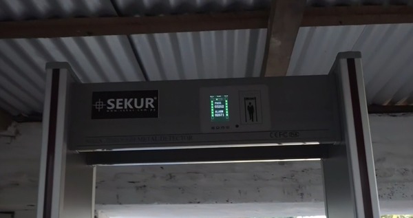 Con detector de metales, colegio de Limpio refuerza seguridad - trece