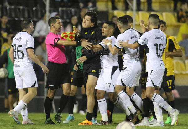 [VIDEO] Guaraní-Olimpia: A punto del moquete en la cancha y en las gradas