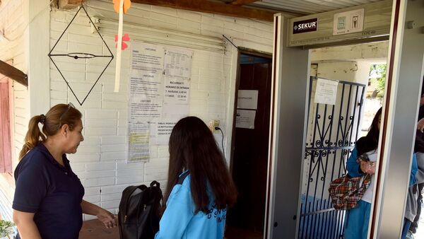 Colegio de Limpio se adelantó y comenzó con cateo de mochilas