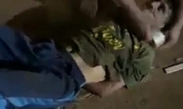 (VIDEO)Vecinos cansados atraparon a ladrón y lo amarraron