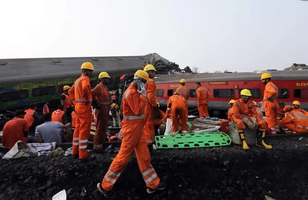 El triple choque de trenes en India deja ya unos 300 muertos - Mundo - ABC Color
