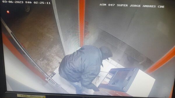 Delincuentes intentan arrancar un cajero con cabo de acero en CDE
