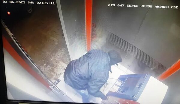 Intentaron robar un cajero automático, pero el cabo se soltó - ABC en el Este - ABC Color