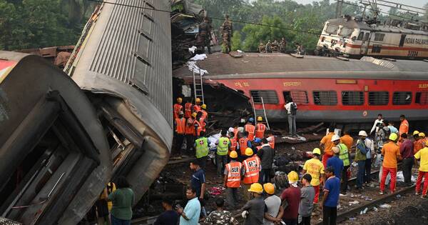 La Nación / Accidente entre trenes en India: sube a 288 la cifra de muertos