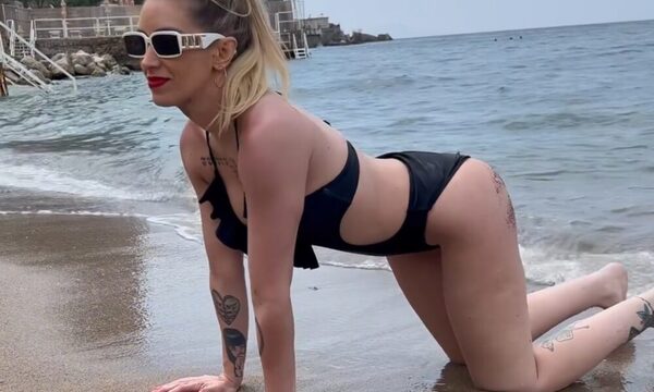 Carmiña Masi presumió sus curvas en el mar de Italia