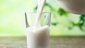 La leche subió, pero inflación fue 0% en mayo: Analista explica la razón
