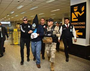 ¡Mañamina! Coronel habría querido dar un celular a "tío Rico" y quedó apresado
