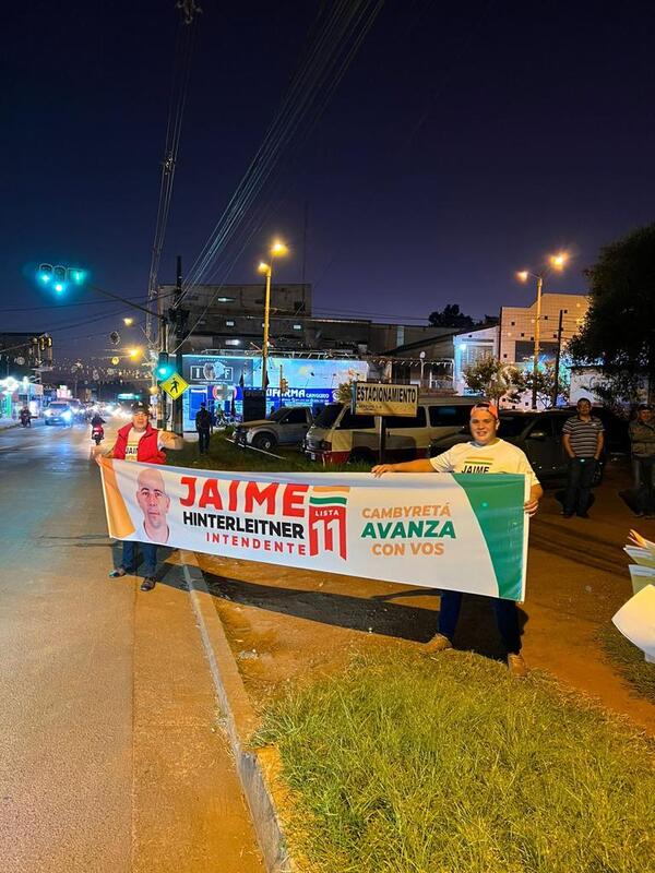 Jaime Hinterleitner, precandidato a Intendente de Cambyretá, lleva a cabo una gran pegatina sobre la Ruta 14.
