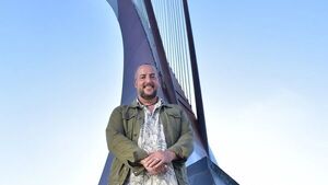 Imponente escultura del arpa en la Costanera, la inspiración y el homenaje