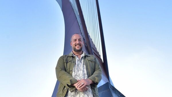 Imponente escultura del arpa en la Costanera, la inspiración y el homenaje