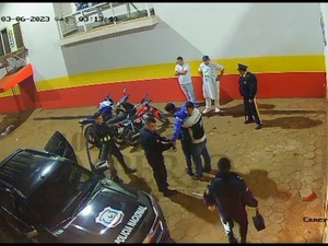 Con un soco, guardia frustra intento de robo de moto en hipermercado - Radio Imperio