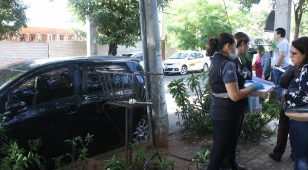 Mujer encuentra muerto a su esposo en el auto: no había rastros de violencia - Noticiero Paraguay