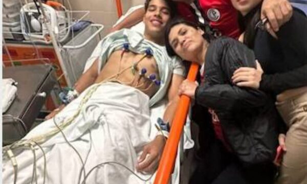 Familiares alientan a pelotero lesionado en el sanatorio