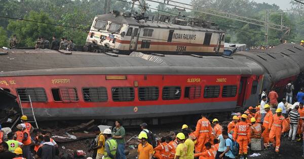 La Nación / Accidente de trenes en India: presumen un error humano