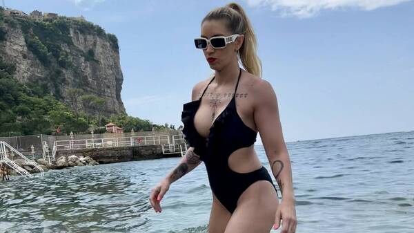 Carmiña Masi presume de su cuerazo en playas de Nápoles