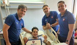 Versus / Víctor Cabañas recibió su medalla de campeón en el Hospital