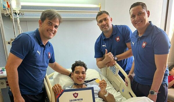 Versus / Víctor Cabañas recibió su medalla de campeón en el Hospital