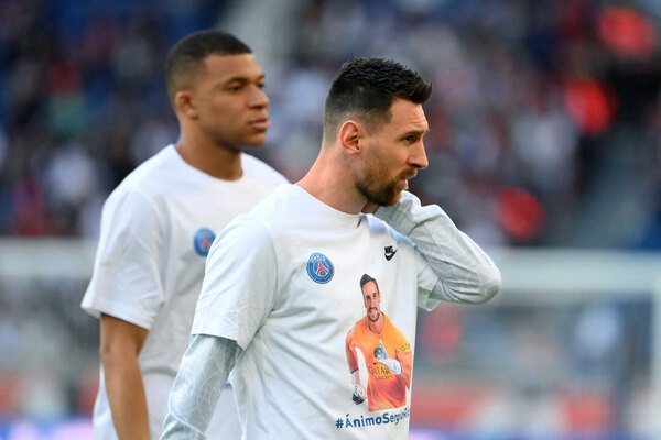Versus / Como despedida, hinchas del PSG silbaron a Messi durante el calentamiento