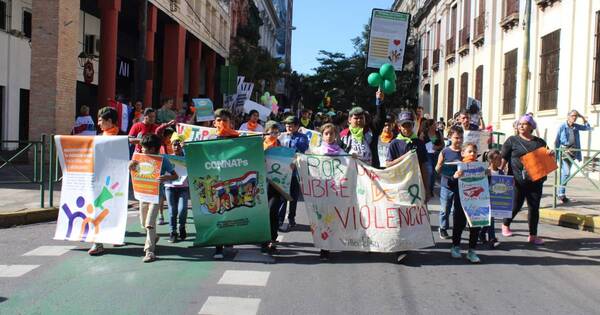 La Nación / Movilización pide que no se naturalice el abuso infantil y se rechace a Mbururu en el Senado