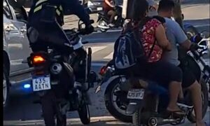 (VIDEO)Dire de tránsito cañeó a padres en moto que llevaban a su hijo