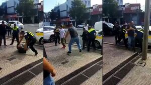 Video: ¡A los golpes y patadas! La gresca entre dos agentes de la PMT y un ciudadano
