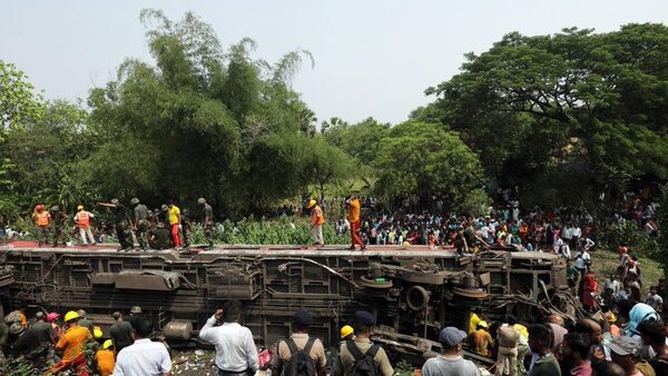 Elevan a 288 los muertos en el peor accidente de tren del siglo XXI en la India