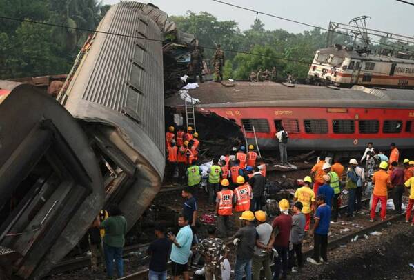 [VIDEO] Choque de trenes en India: muertos podrían ir más allá de los 290